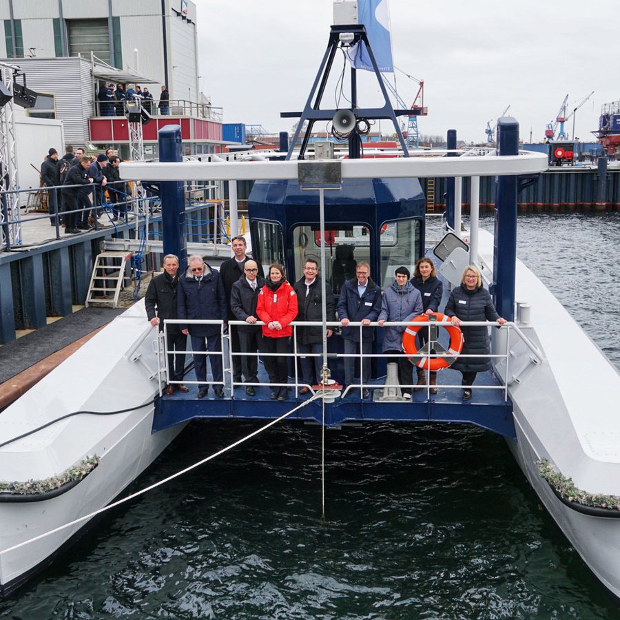 Es ist der Forschungskatamaran MS Wavelab zu sehen, am Bug steht eine Gruppe von Menschen und guckt in die Kamera. Lukas Schlott/CAPTN Initiative.arn