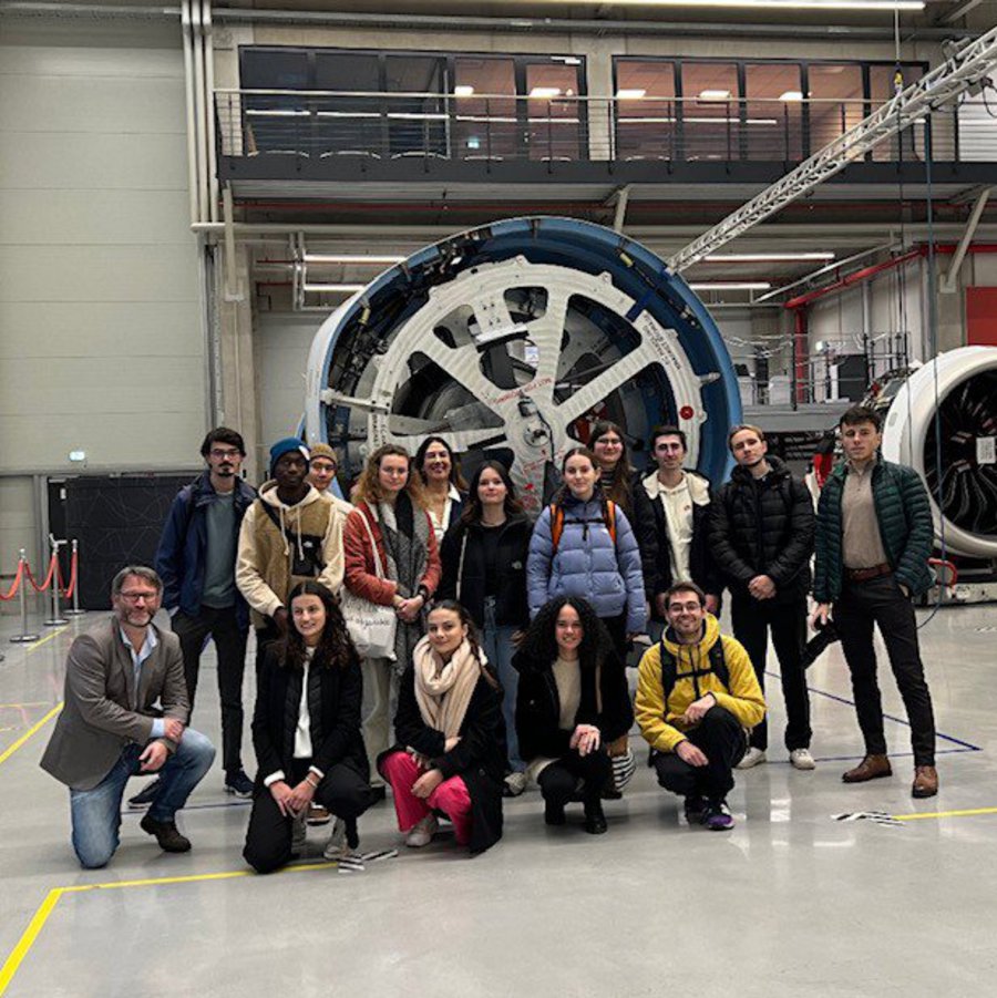 Gruppe Studierender in der Halle des Luftfahrkonzerns Safran