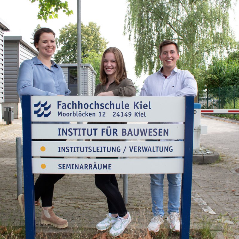 Jennifer Statz, Sina Wernowski und Fabian Tesdorff sind mit dem Studium fertig und können sich jetzt Bachelor of Engineering (B.Eng.) nennen. (Foto: Hartmut Ohm)