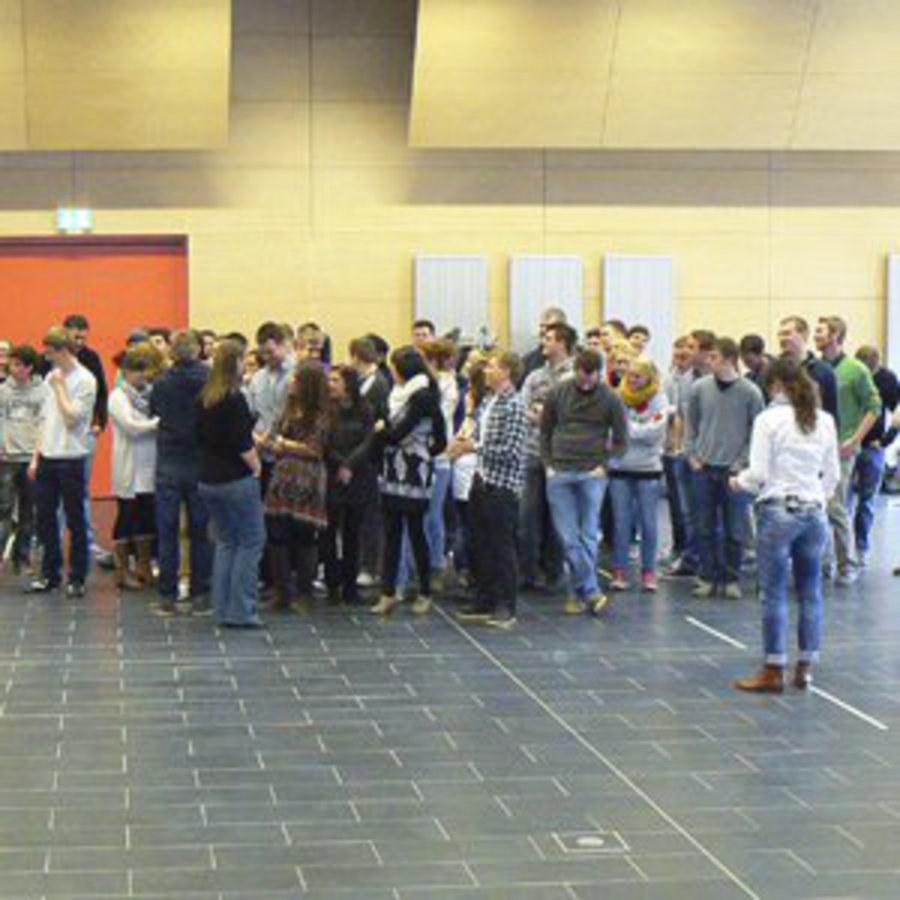 Viele Studierende warten in einer Halle.