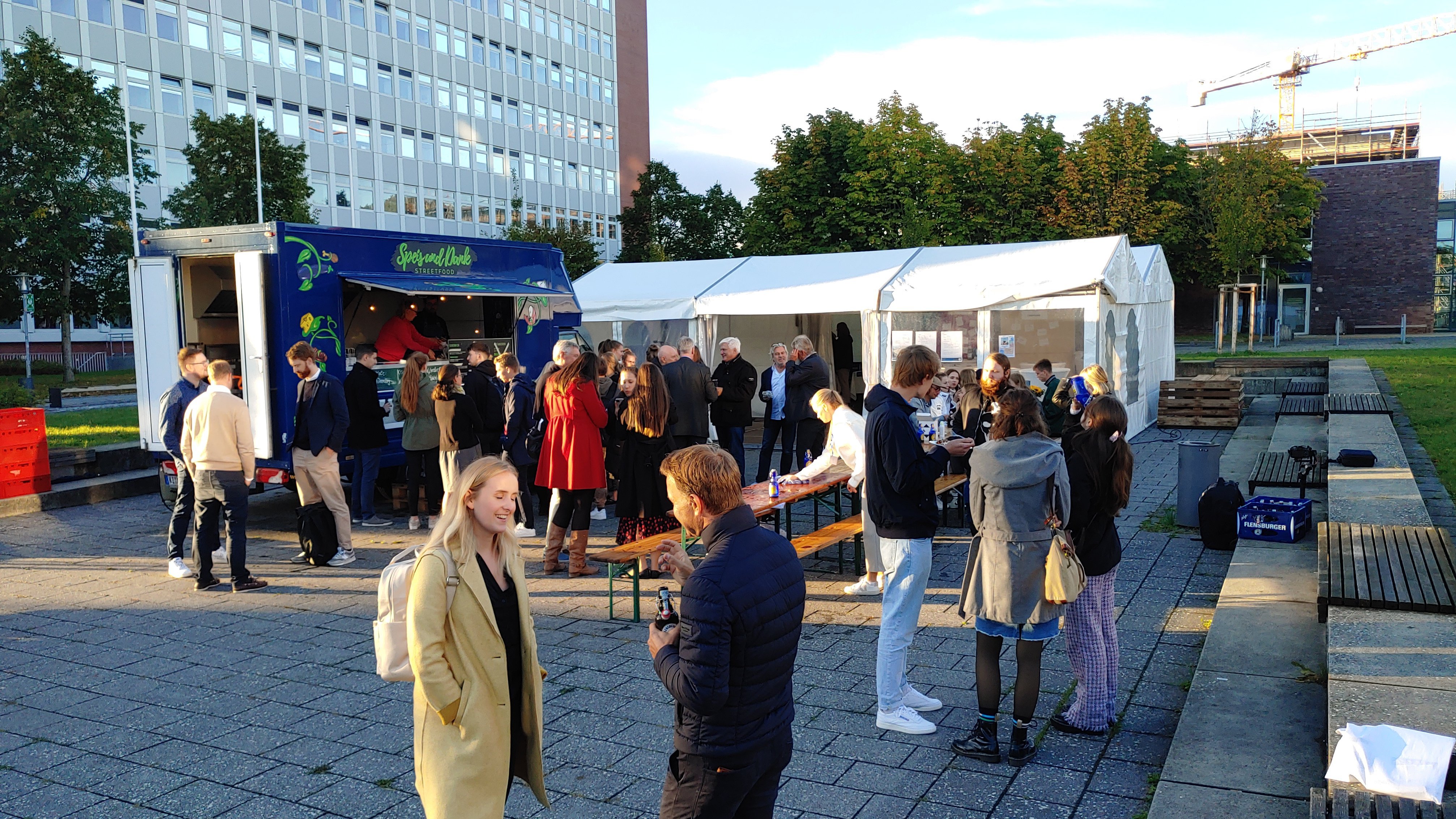 Menschen an Ständen auf dem Sokratesplatz in Kiel