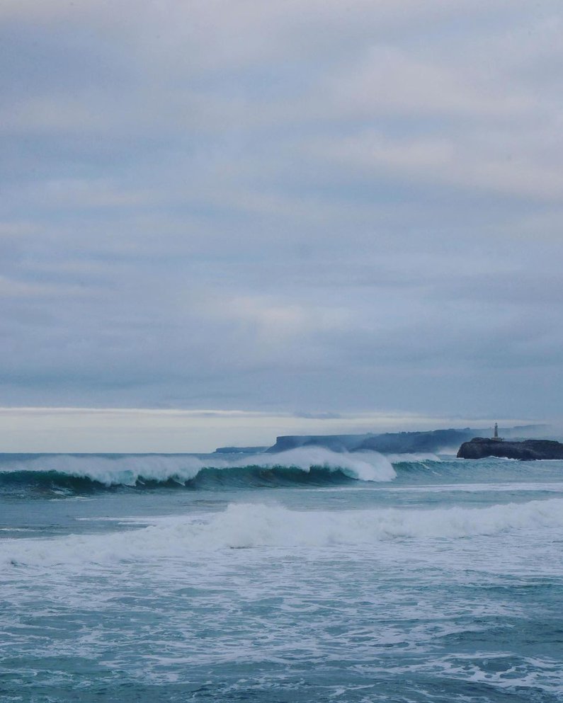 große Wellen an der Küste von Santander