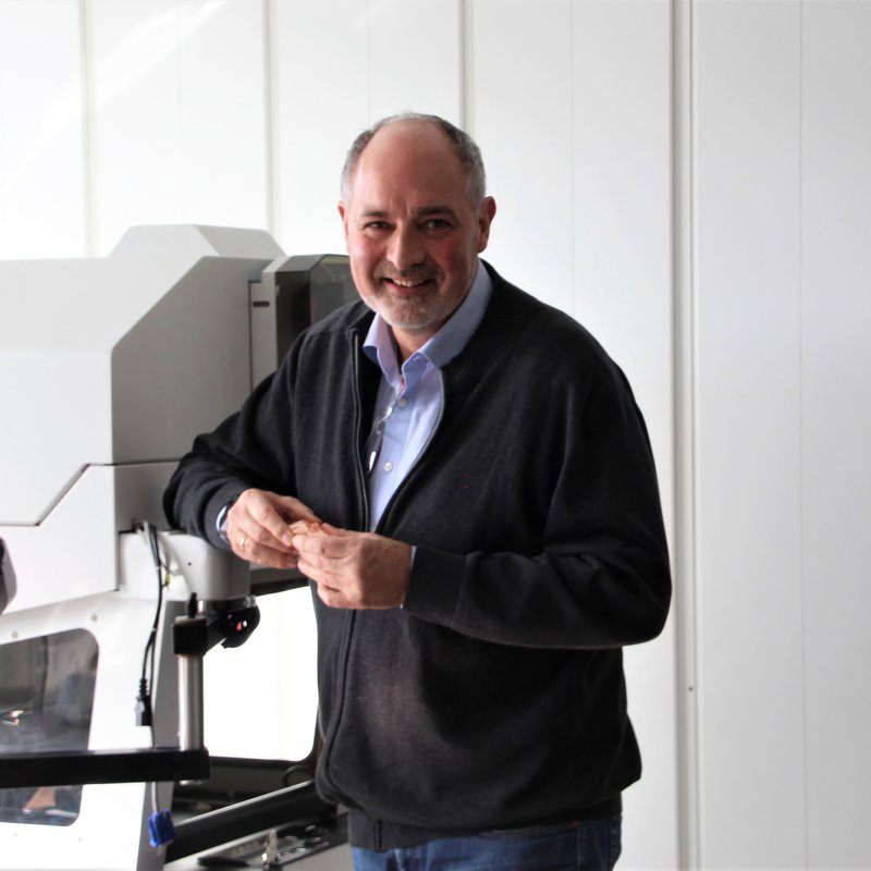 Prof. Dr. rer. nat. Ronald Eisele spielt mit der FH Kiel in der ‚Champions League der Leistungselektronik‘. Foto: Joachim Kläschen