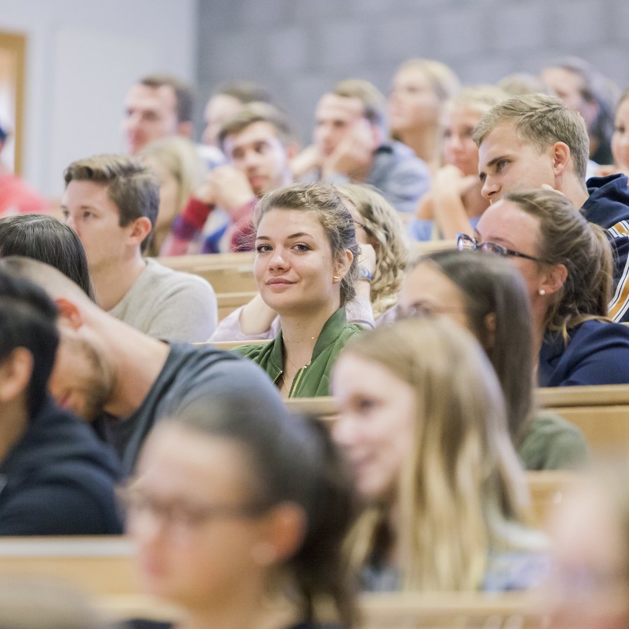 Studierende in kleinen Hörsaal.  