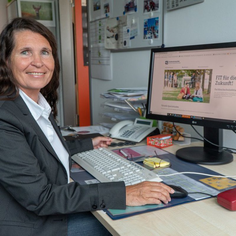 Die Leiterin der Zentralen Studienberatung Anna-Maria Utzolino an ihrem Schreibtisch. Foto: Sönke Schaack.   