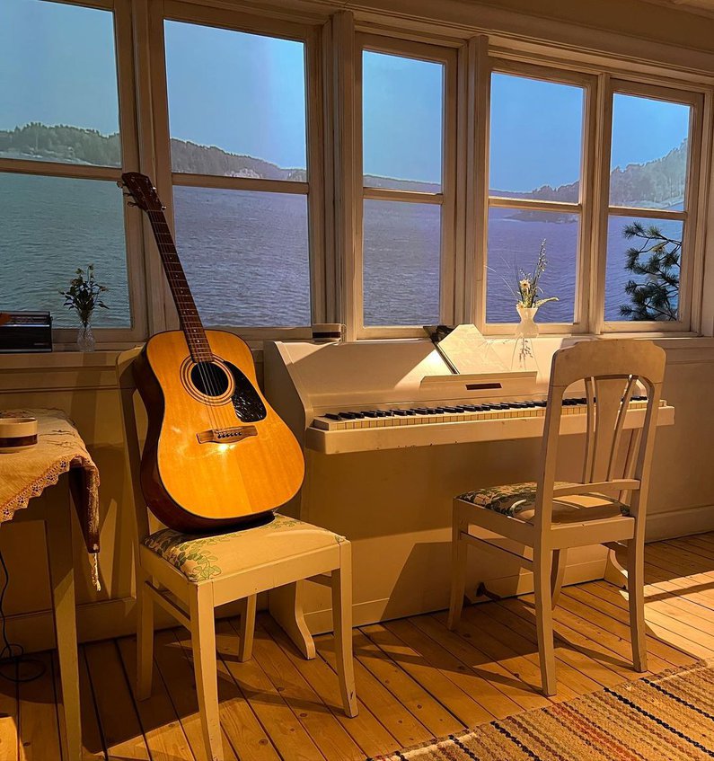 Aufnahme im Ferienhaus der ABBA Mitglieder mit Gitarre und Klavier 