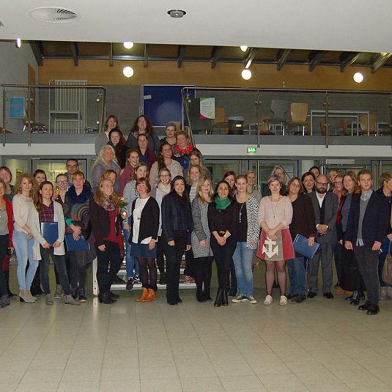Eine Gruppe Menschen posiert in einem Gebäude der FH Kiel.