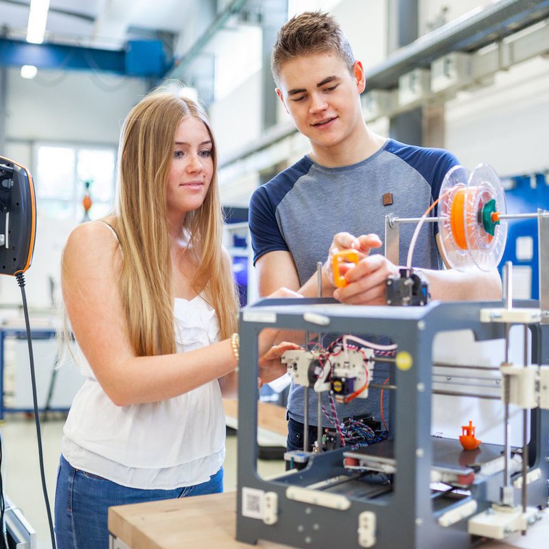 Ein junge Frau und ein junger Mann in eiem Labor der FH Kiel.  