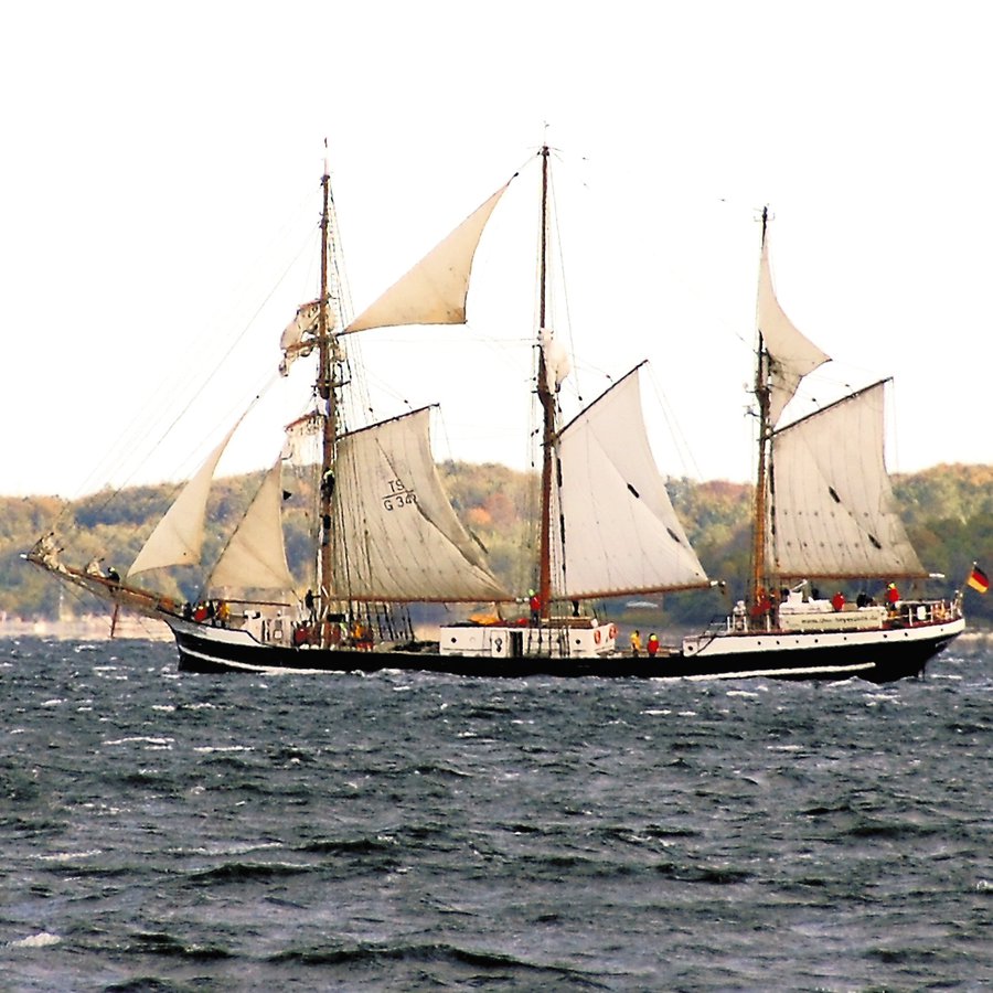 Das Segelschiff Thor Heyerdahl auf der Förde vor Laboe.