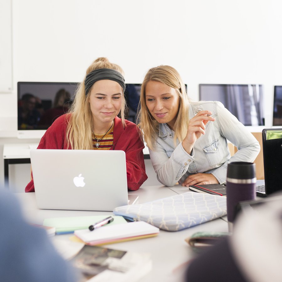 Zwei Frauen gucken auf Laptop