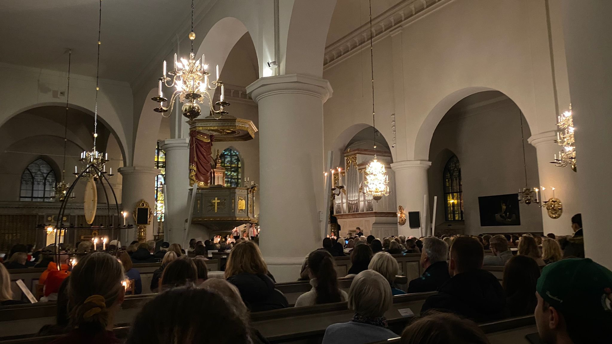 Am 13. Dezember wird das Luciafest in den skandinavischen Ländern oft mit einem Kirchgang gefeiert. Hier sieht man den Abendgottesdienst in einer der Jönköpinger Kirchern. (Foto: Schwagerick)
