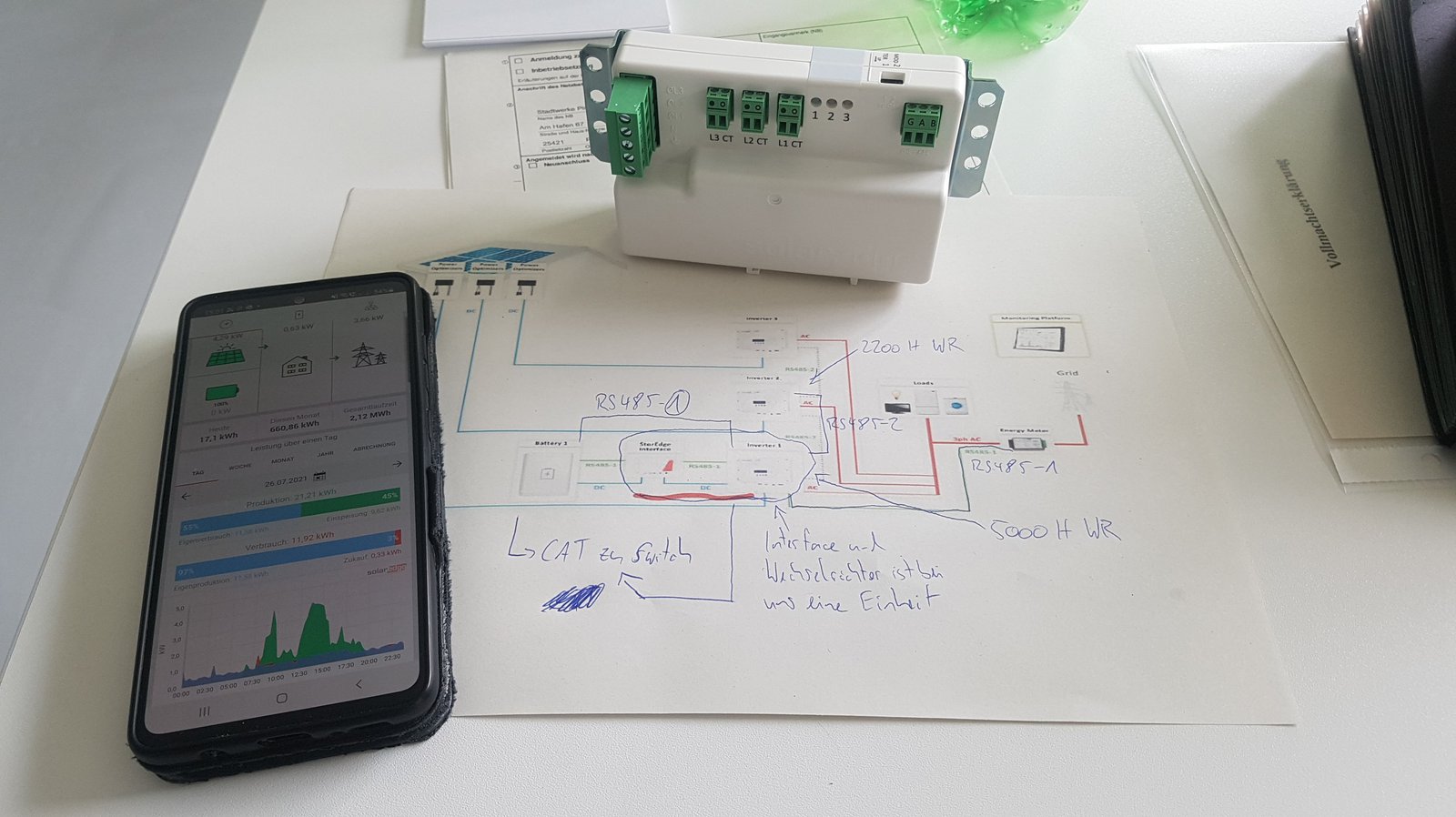 ein Handy und ein Schaltplan auf einem Tisch