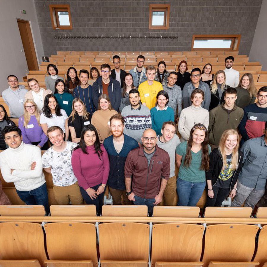 42 Austauschstudierende und Christine Boudin vom International Office stehen im Hörsaal