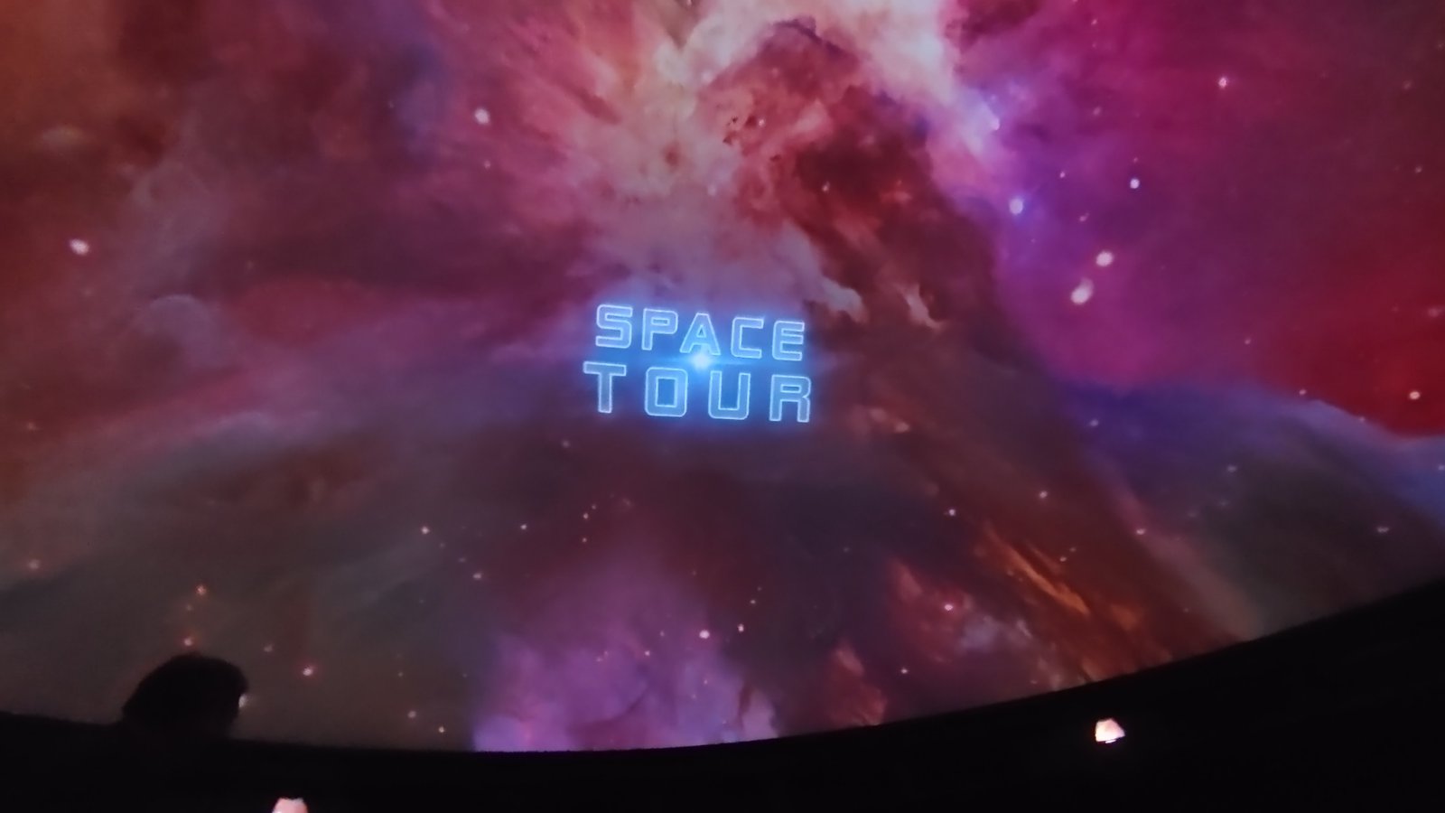 Anfangssequenz des neuen Programms 'Space Tour'
