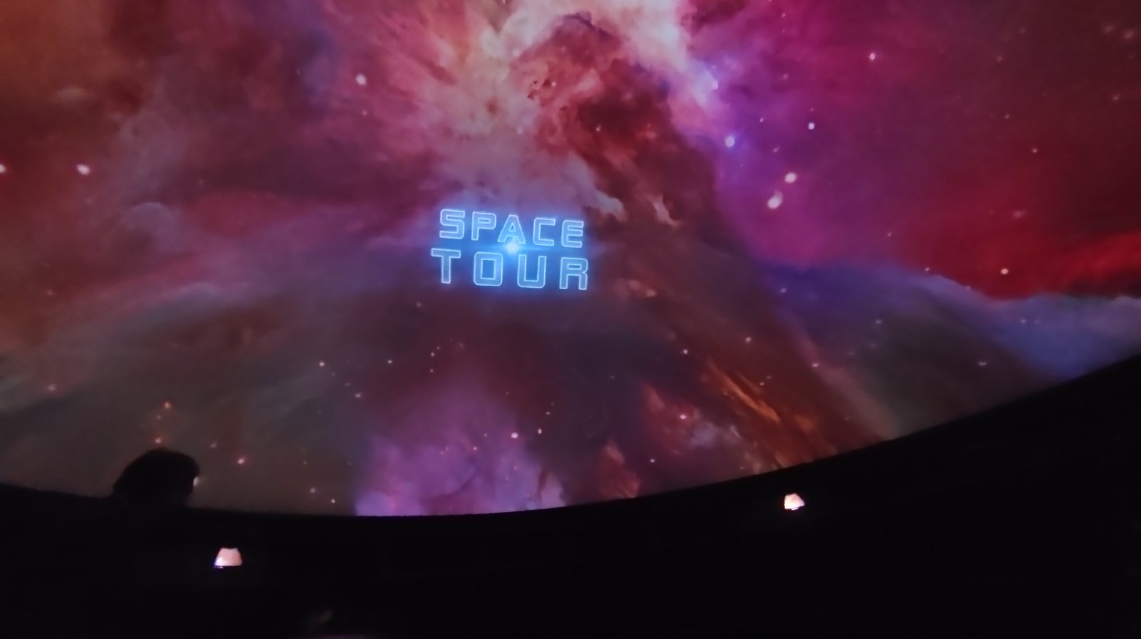 Anfangssequenz des neuen Programms 'Space Tour'