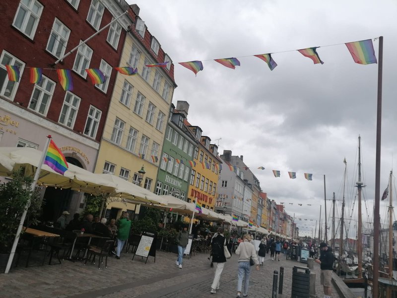 Hier tummeln sich wahrscheinlich mehr Touristen als nirgendwo sonst in Kopenhagen: Nyhavn. (Foto: privat)