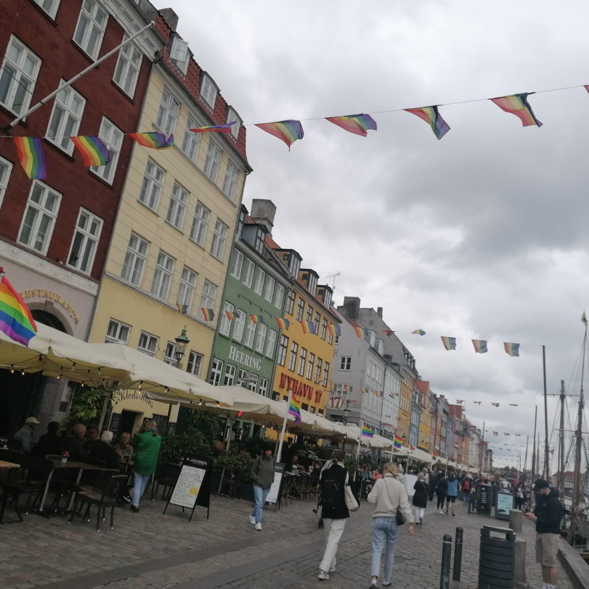 Hier tummeln sich wahrscheinlich mehr Touristen als nirgendwo sonst in Kopenhagen: Nyhavn. (Foto: privat)