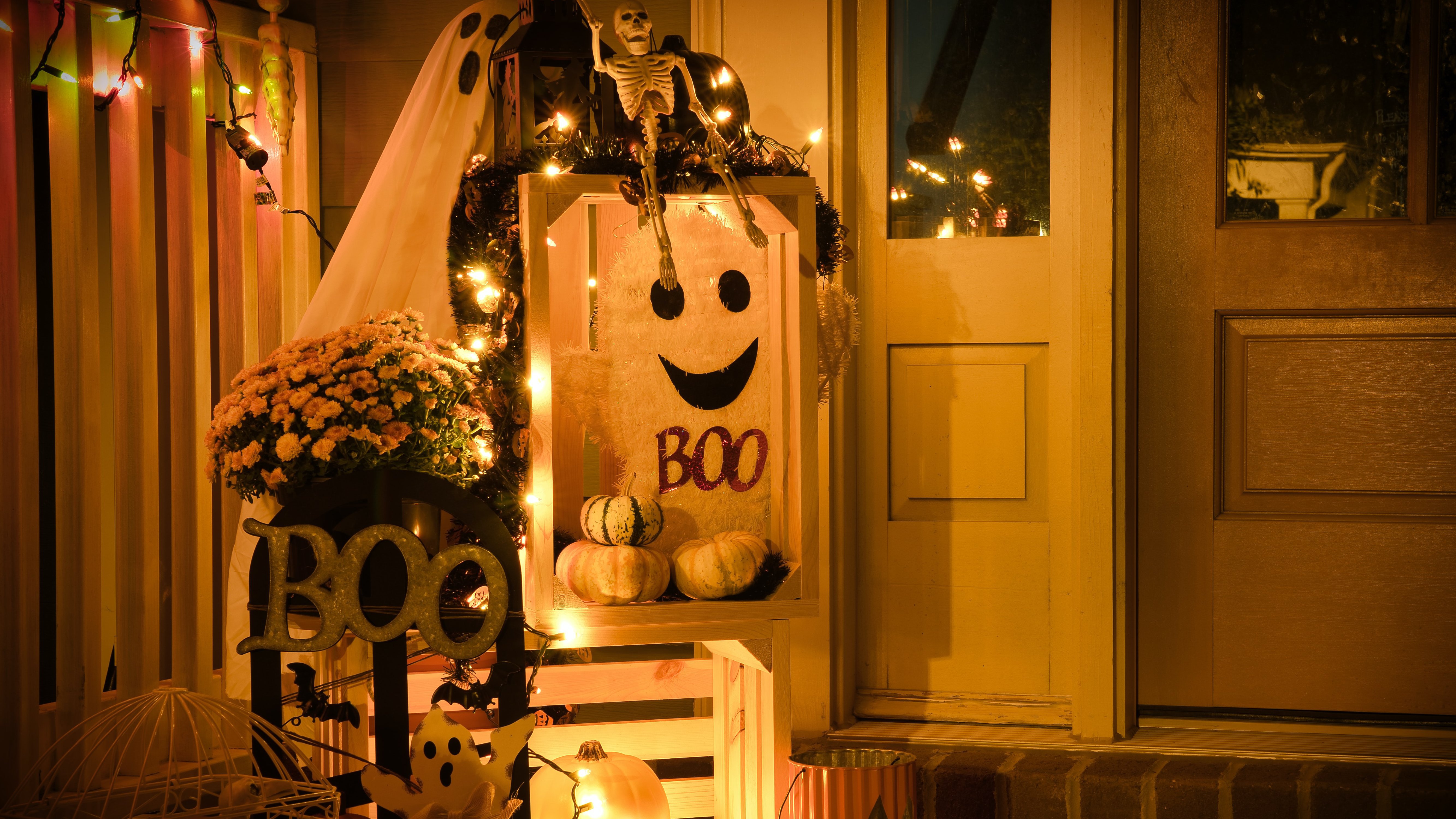 Eingangstür für Halloween dekoriert