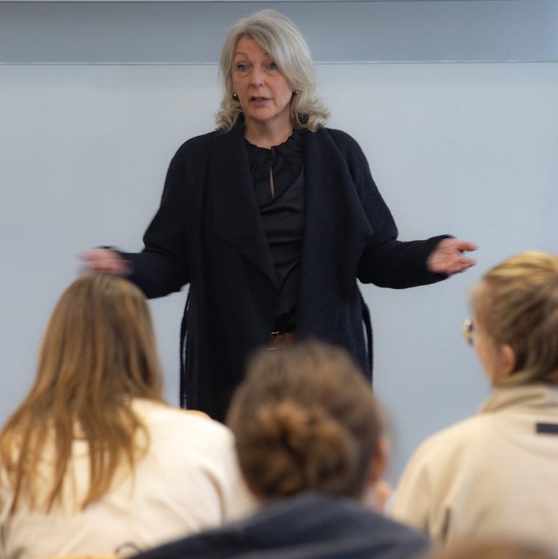 die Landesbeauftragte für Menschen mit Behinderung Michaela Pries spricht vor Studierenden der FH Kiel