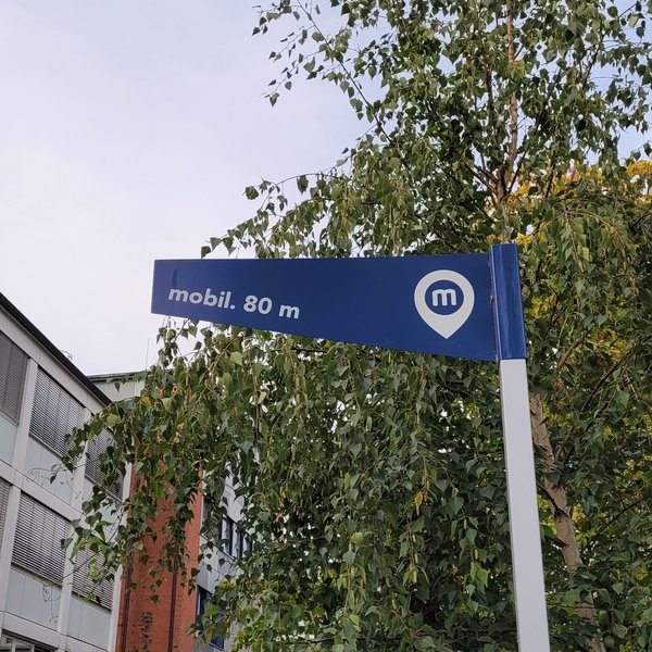 Ein Straßenschild  vor einem Gebäude