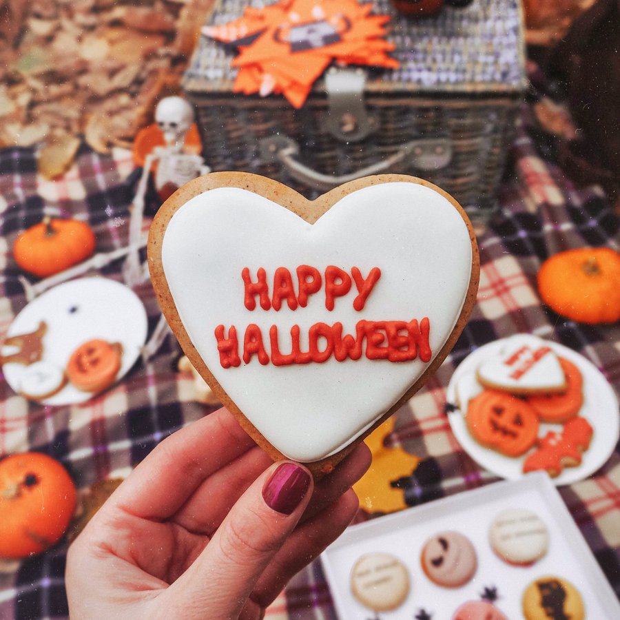 ein Lebkuchenherz mit Halloween-Aufschrift