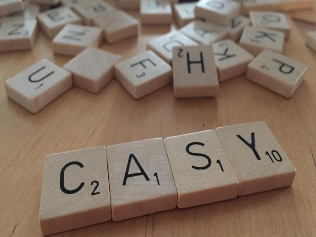 im Vordergrund ist der aus Buchstabensteinen zusammengesetzte Name CASY zu sehen, dahinter ein Haufen ungeordneter Buchstabensteine