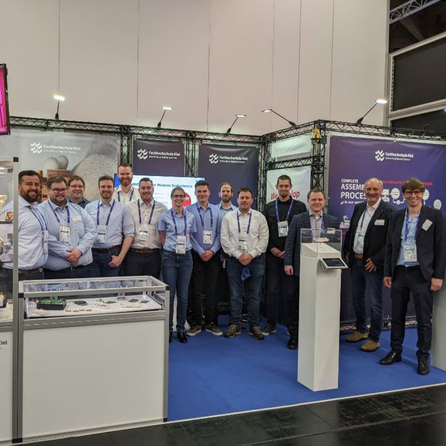 ein Gruppenfoto von Menschen am Messestand