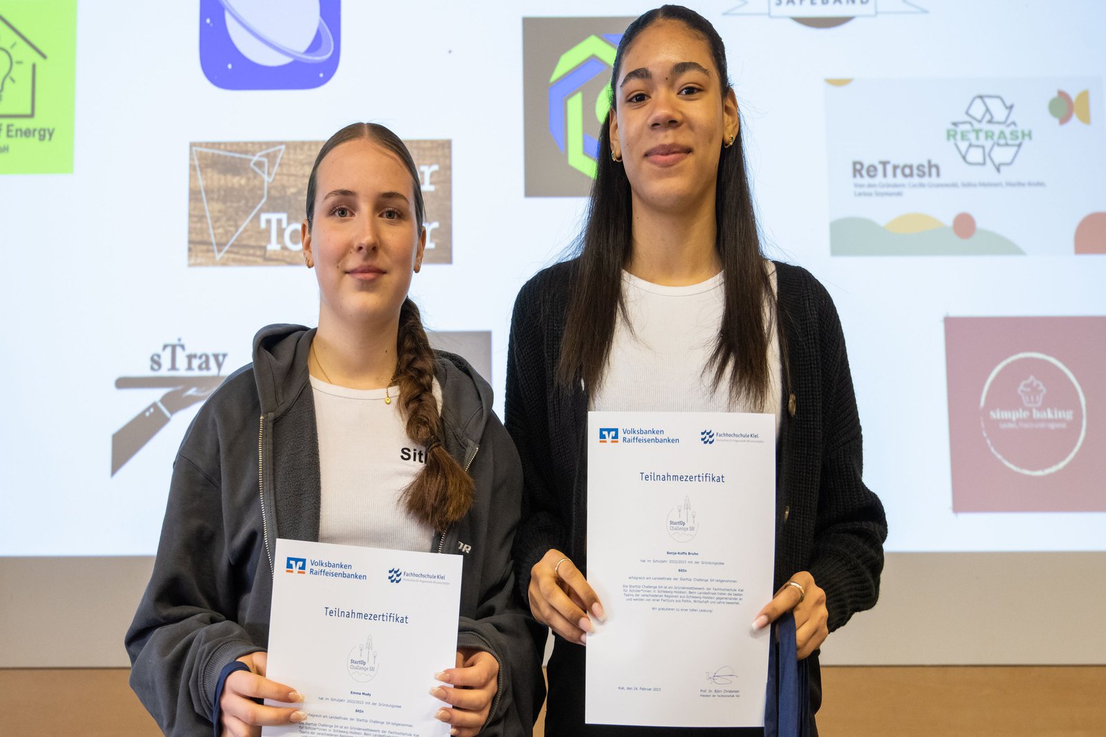 zwei Schülerinnen beim Finale der StartUp Challenge SH mit ihren Urkunden