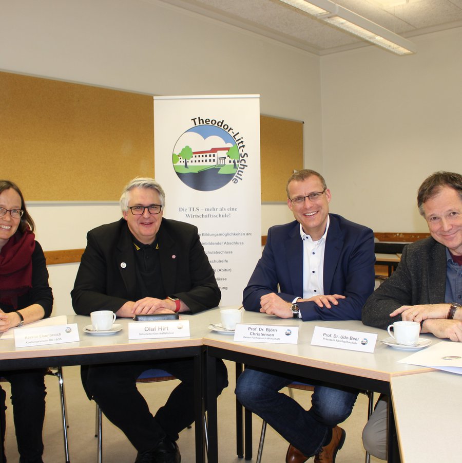 Kerstin Elsenbroich (Abteilungsleiterin des Beruflichen Gymnasiums), Olaf Hirt (Schulleiter RBZ), Prof. Dr. Udo Beer (Präsident FH Kiel), Prof. Dr. Björn Christensen (Dekan des Fachbereichs Wirtschaft)