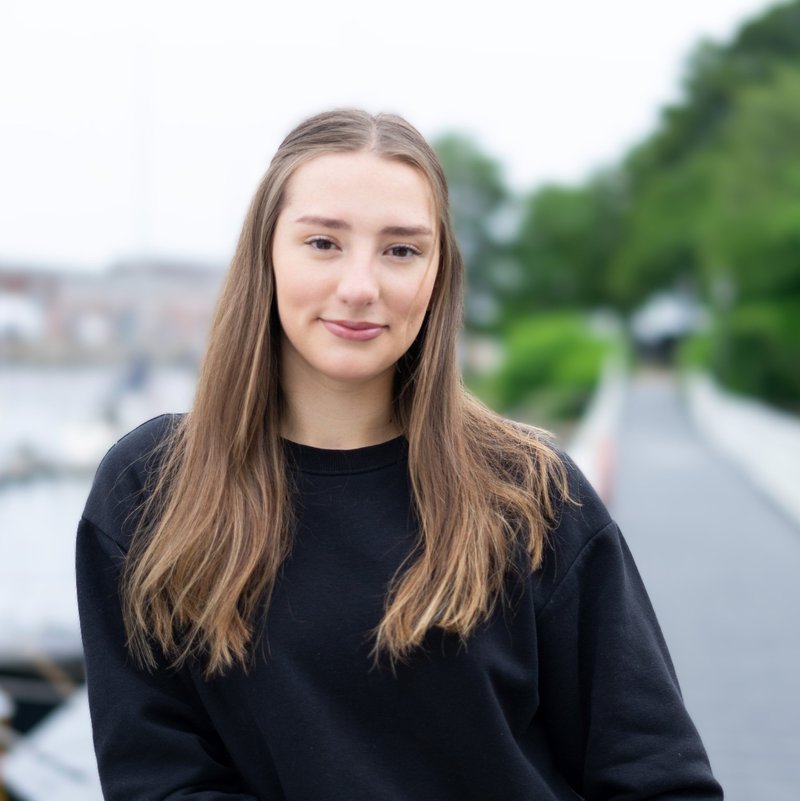 Eine Frau auf einer Brücke