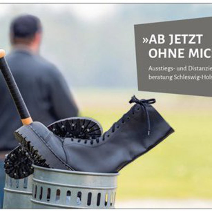 Ein Paar Springerstiefel und ein Baseballschläger stecken in einer Mülltonne, im Hintergrund ist ein junger Mann von hinten zu sehen ist 