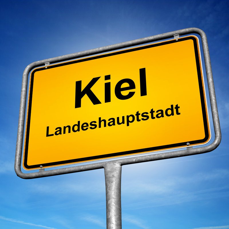 Ortsschild der Landeshauptstadt Kiel vor sonnigem Himmel
