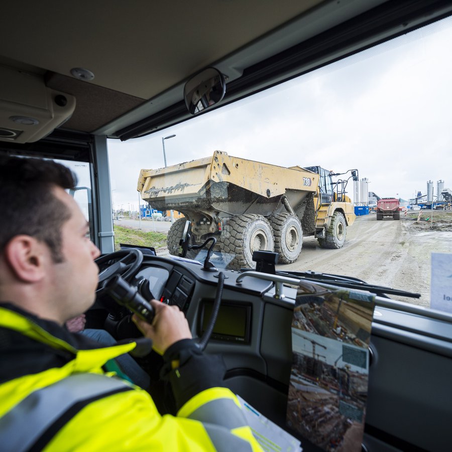 Blick aus der Frontscheibe des Busses auf die Baustelle. 