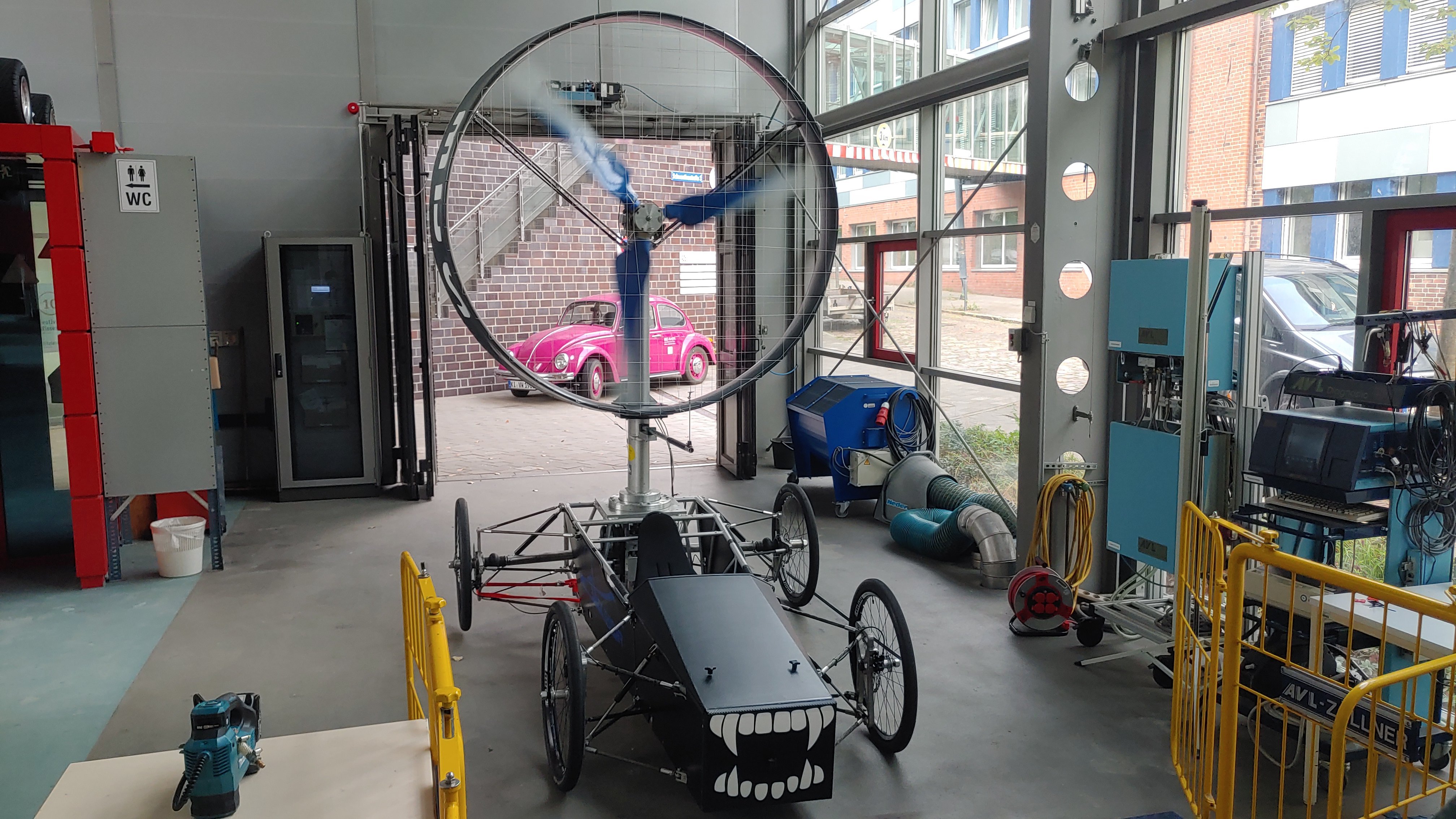 das Fahrzeug von Baltic Thunder in der Maschinenhalle beim Science Day an der FH Kiel