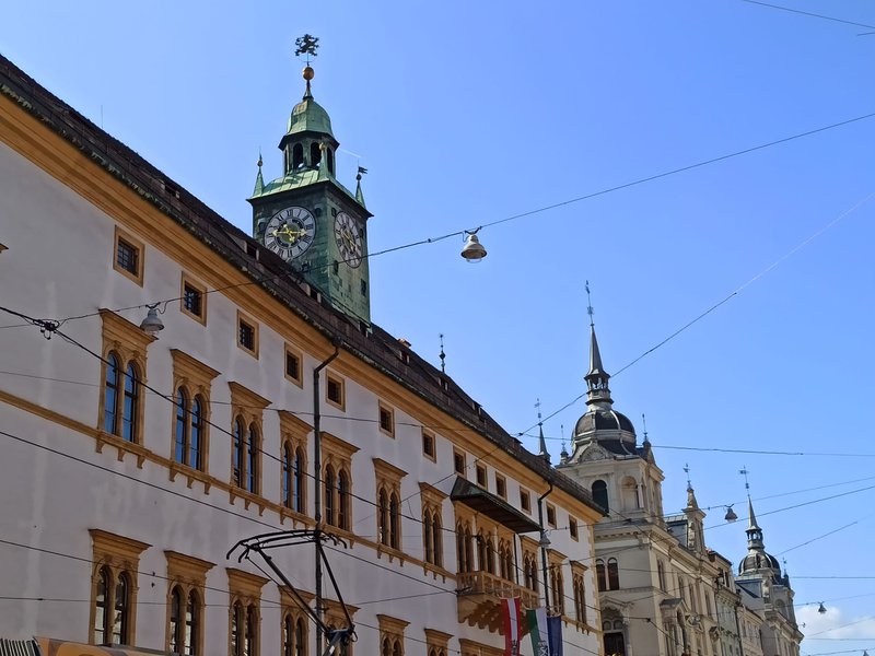 Innenstadt Altstadt Graz vor blauem Himmel