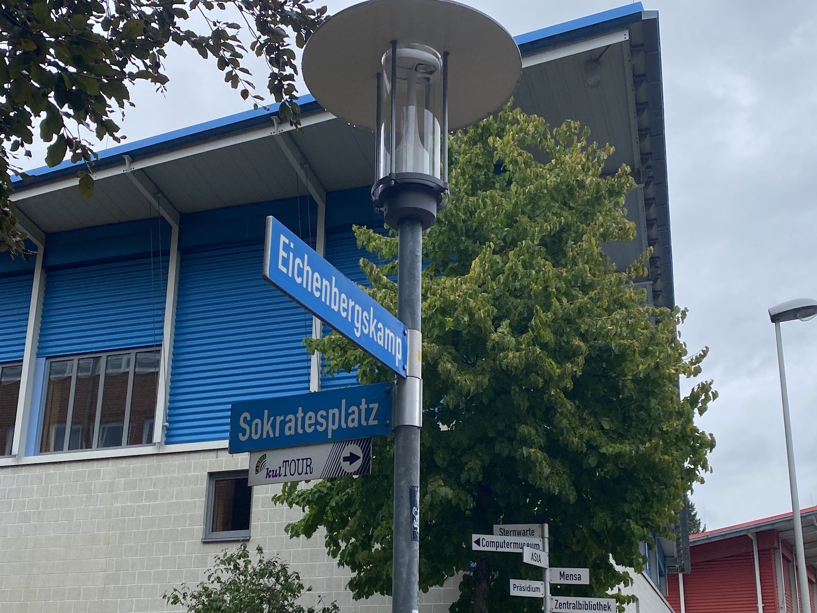 Wegweiser am Campus der FH Kiel