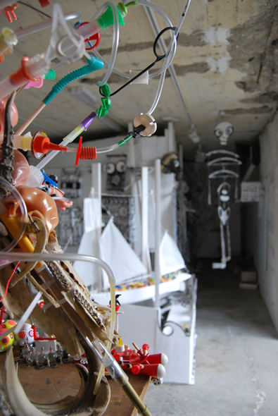 Der Ausstellungsraum im Bunker-D, der FH Kiel ist breit bestückt.