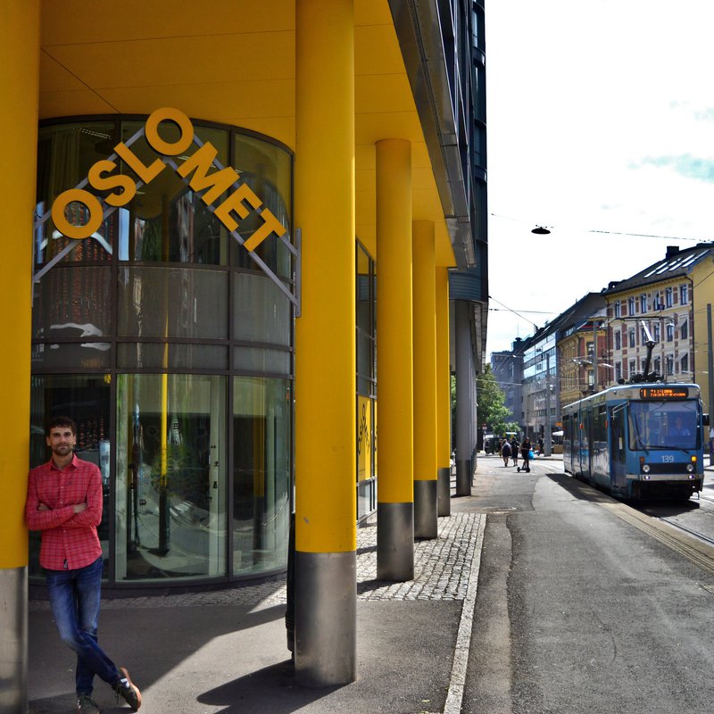 ein Mann an der Eingangstür zur Universität in Oslo