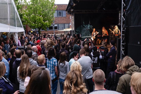 Die schwedische Rockband Thundermother setzte einen kraftvollen Schlusspunkt unter das Festprogramm. Foto: Molter