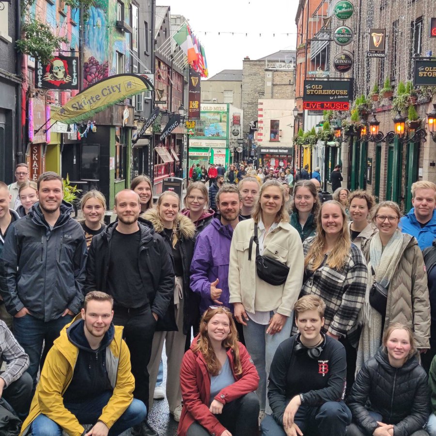 eine Gruppe von FH-Studierenden im Straßenbild von Dublin