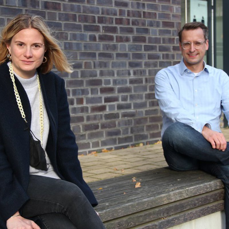 Alexa Magssam und Tobias Hochscherf sitzen auf einer Bank vor dem neuen Seminargebäude. Foto: Frauke Schäfer    