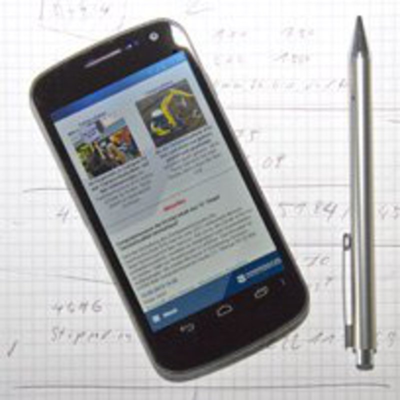 Ein Smartphone und ein Kugelschreiber liegen auf einem Coilege-Block.