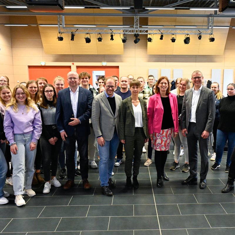 Gruppenbild aller Teilnehmenden der Bergrüßung der neuen Pflegestudierenden. 