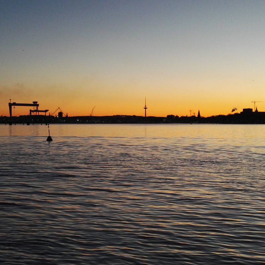 Wasser und in der Ferne Kräne über Kieler Förde