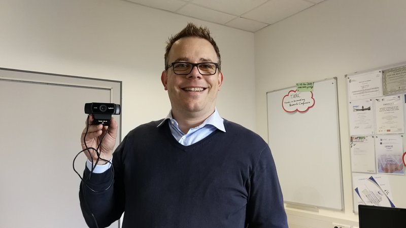 Prof. Dr. Jan-Hendrik Meier benutzt für seine Aufnahmen eine hochauflösende Webcam.
