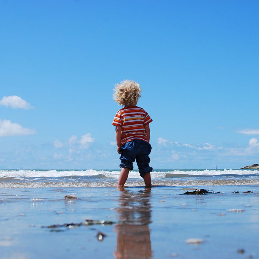 Kleinkind am Strand