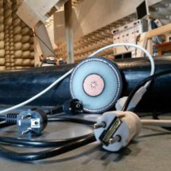Die Nahaufnahme zeigt elektrische Stecker und Kabel in einer Werkstatt.