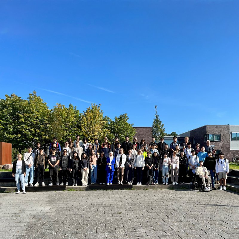 Gruppenfoto der neuen Austauschstudierenden zum Wintersemester 2023 an der FH Kiel auf dem Sokratesplatz