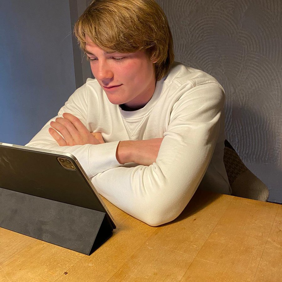 Student Nick Rösener schaut sich auf seinem Tablet eine Vorlesung an.