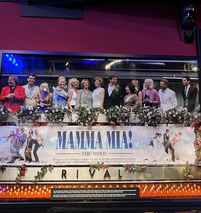 Die ABBA Mitglieder vor einem Banner des Musicals Mamma Mia